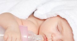 Zašto nije dobro bebe uspavljivati bočicom?