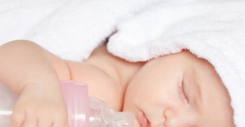 Zašto nije dobro bebe uspavljivati bočicom?