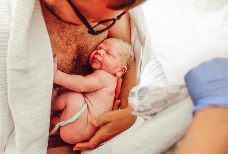 FOTO "To je odvratno": Vidite li što "nije" u redu s ovom fotkom oca i novorođenog sina?