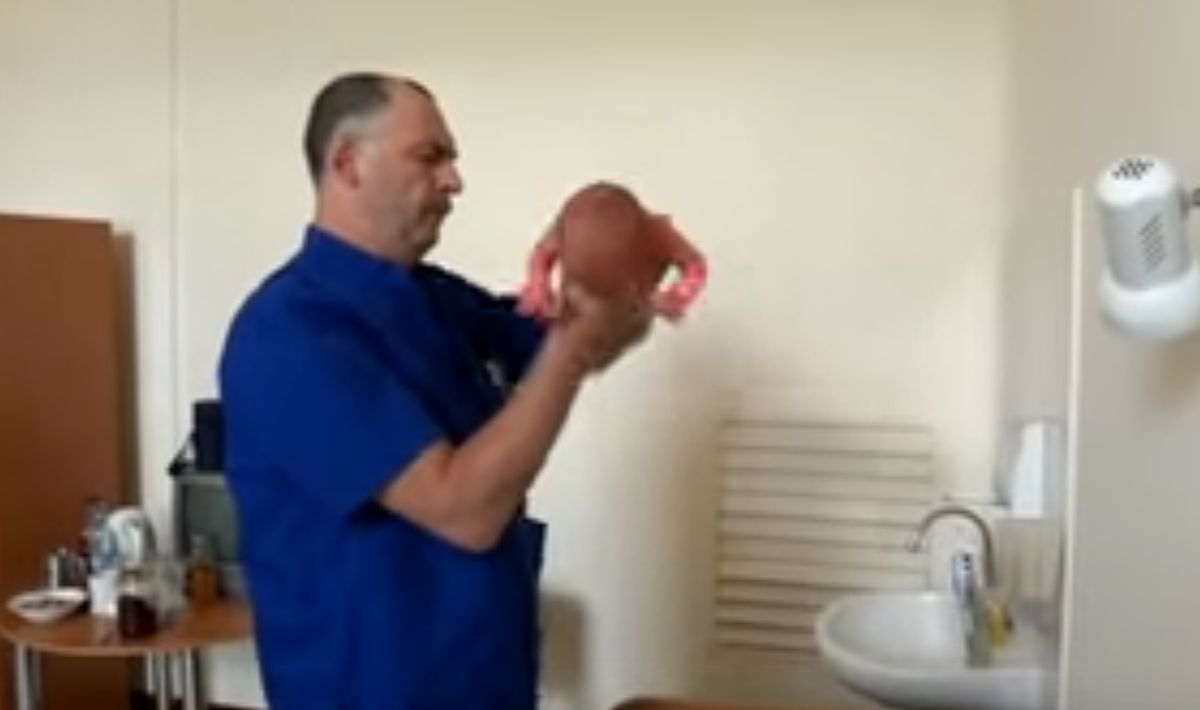 VIDEO Čudnim pregledom novorođenčeta uznemirio internet: "Da je moja beba, prebio bih ga"