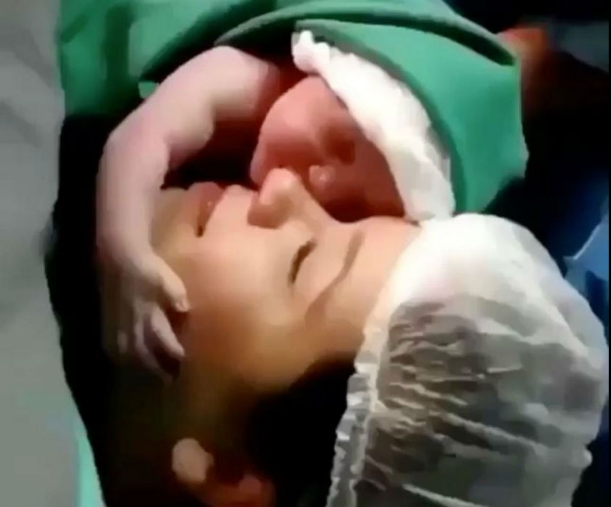 Beba ne da nikome svoju mamu!