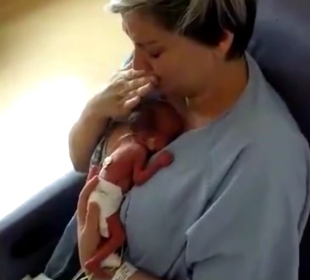 VIDEO Trenutak koji je dirnuo svijet: Prerano rođeni Hugo u maminom zagrljaju