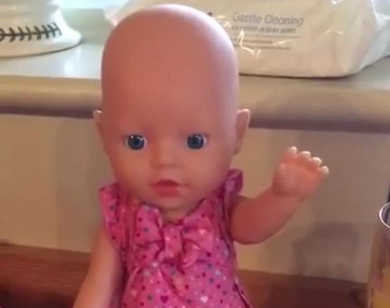 Mama misli da ova lutka psuje, objavila je video pa pokrenula raspravu