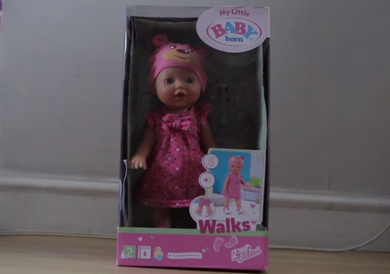 Kupila kćeri lutku za drugi rođendan, nije mogla vjerovati kad je čula što govori: "Ona psuje"