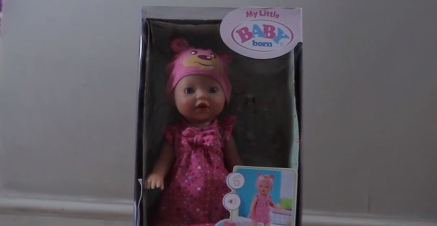 Kupila kćeri lutku za drugi rođendan, nije mogla vjerovati kad je čula što govori: "Ona psuje"