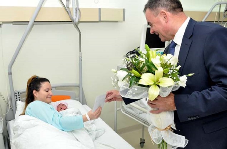 HDZ-ov župan koji tuče ženu posjetio prvu požešku bebu rođenu u 2018.