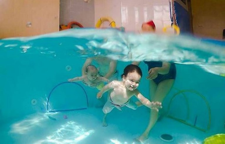 Bebe i plivanje: Sve prednosti i dokazi da nikada nije prerano