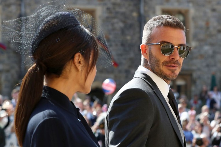 Vani je bio top, unutra flop: Kamere snimile što je Beckham radio u crkvi tijekom svadbe