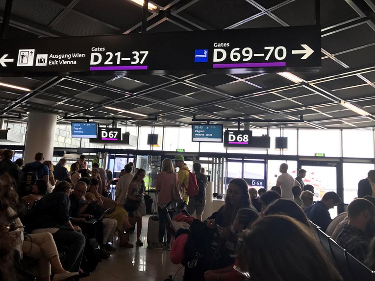 ZAPELI U BEČU Satima čekali u avionu Croatia Airlinesa, a jutros posadu da se naspava