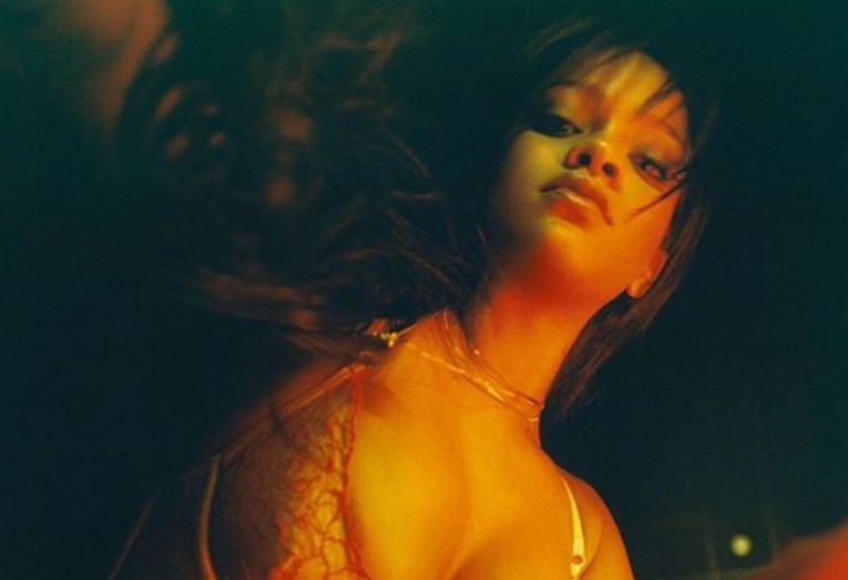 Rihanna se utegnula u seksi korzet, izbacila grudi i dobila tri i pol milijuna lajkova