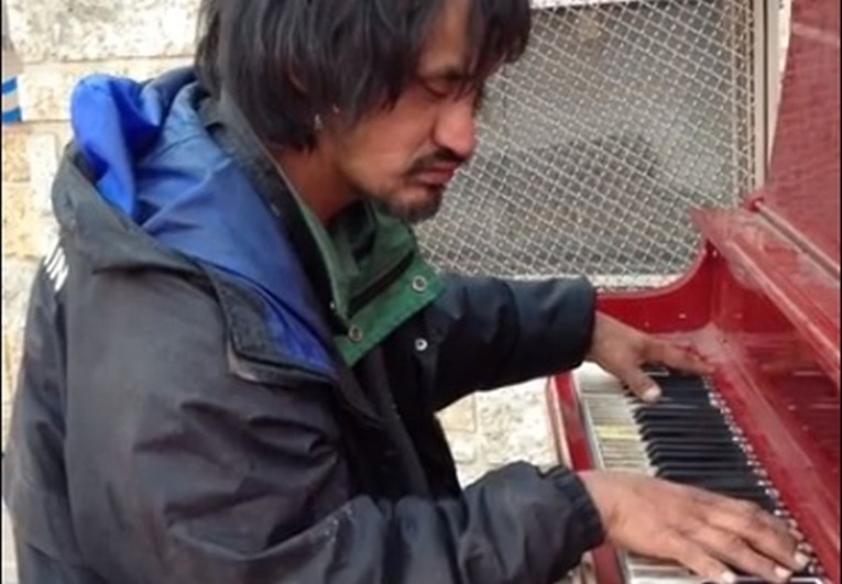 Umro beskućnik koji je sviranjem klavira oduševio milijune ljudi