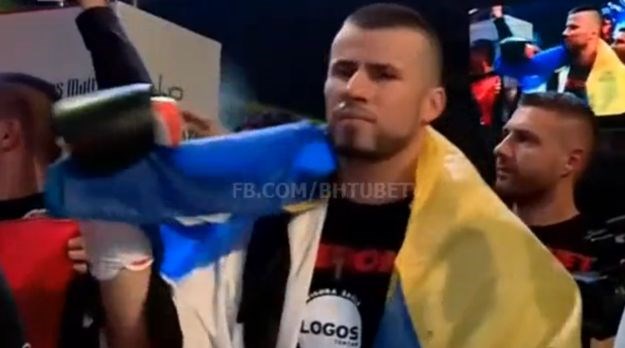 Video dana: Mostarski boksač zaustavio zvižduke publike na himnu BiH