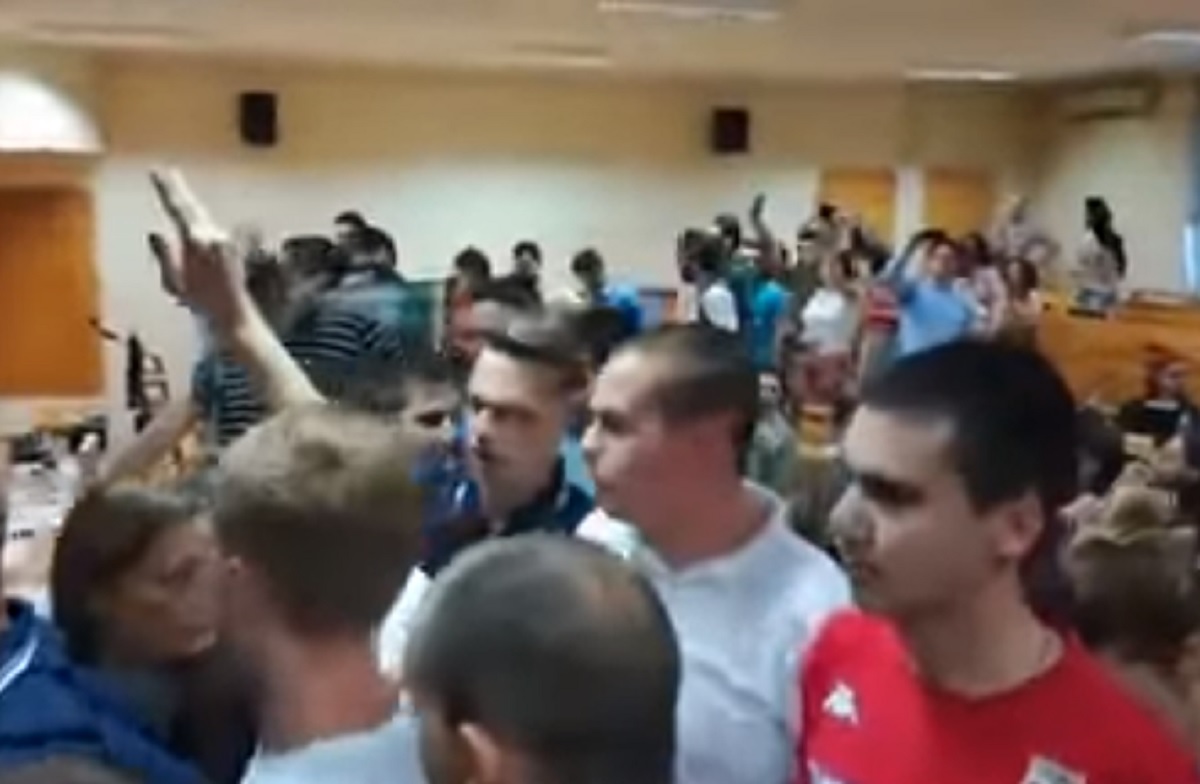 VIDEO Upali na tribinu "Žena u crnom", skandirali Mladiću i vikali "stop lažima o Srebrenici"