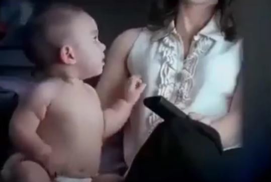 VIDEO Presladak trenutak u kojem beba tako slatko tješi svoju mamicu