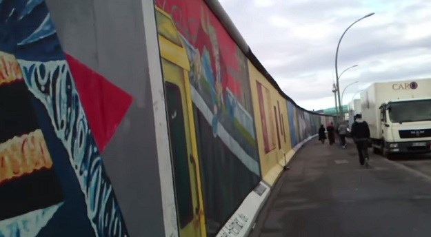 Dio Berlinskog zida s potpisima zaslužnih za rušenje Željezne zavjese čuva se u State Departmentu