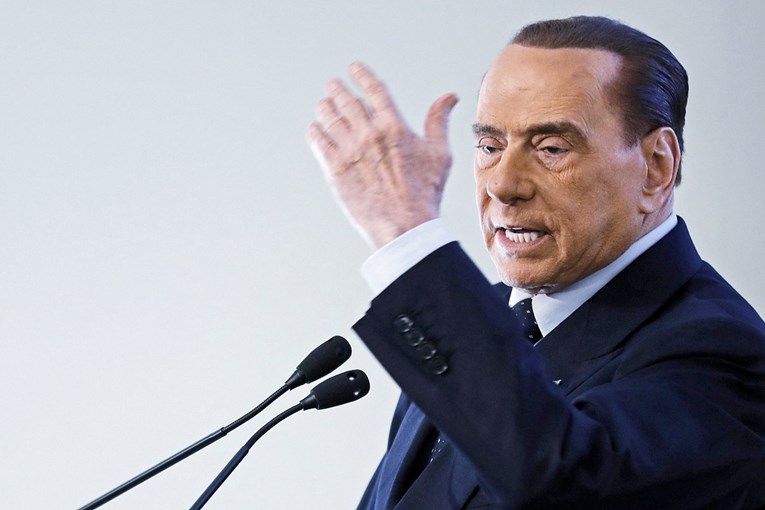 Berlusconi novinarki: "Nemoj se tako rukovati, nećeš se udati"