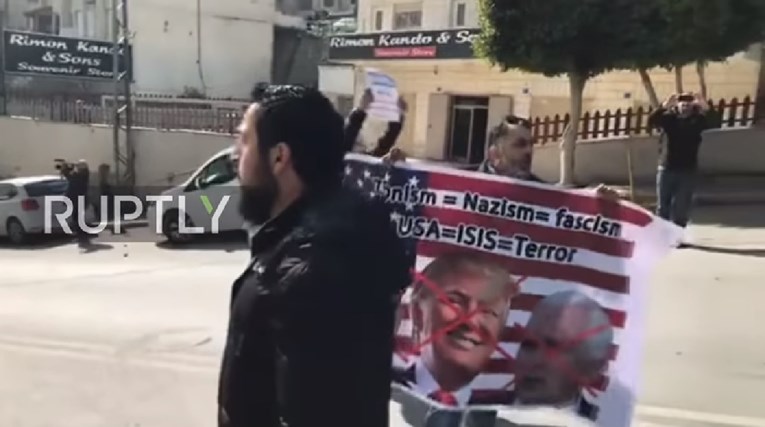 VIDEO Bijesni prosvjednici istjerali američke delegate sa sastanka u Betlehemu