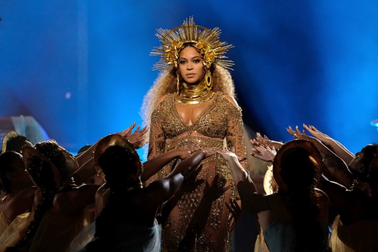 VIDEO Trudna Beyonce se skinula na dodjeli Grammyja, Adele napravila nešto nezapamćeno