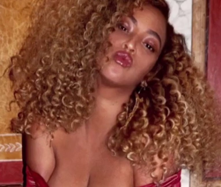 VIDEO Beyonce se pohvalila nikad većim grudima