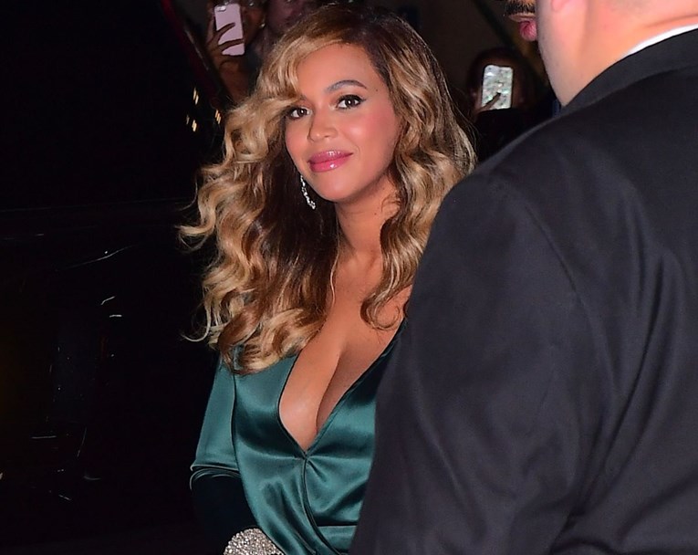 FOTO Beyonce htjela izgledati seksi nakon poroda pa na kraju pokazala gaće za stezanje