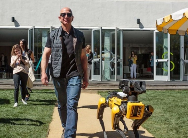 Najbogatiji čovjek u povijesti prošetao - psa robota