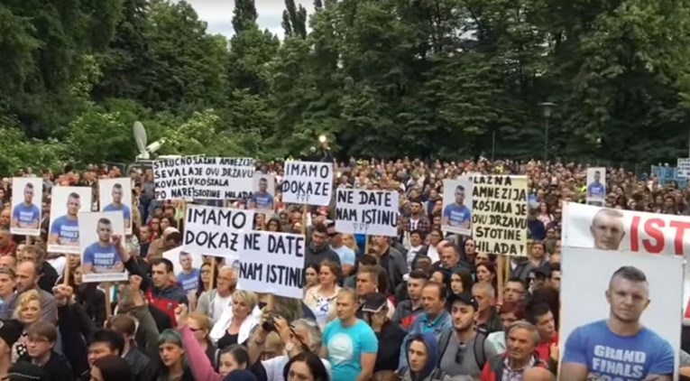 Stotine ljudi na ulicama Sarajeva, traže pravdu za ubijene mladiće
