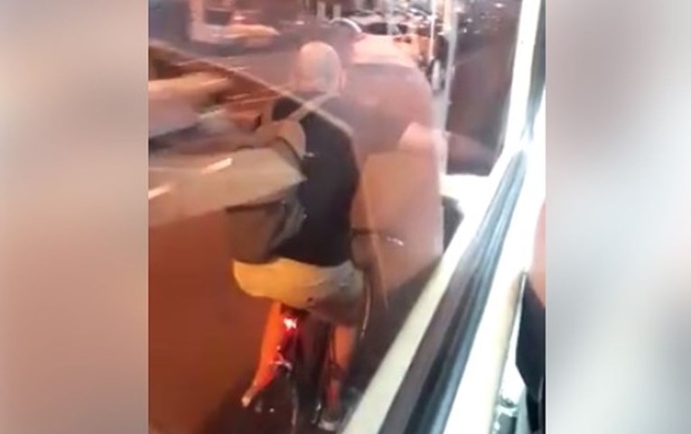 VIDEO "Je li platio kartu?": Zagrepčanin smislio najlakši način vožnje biciklom i oduševio Fejs