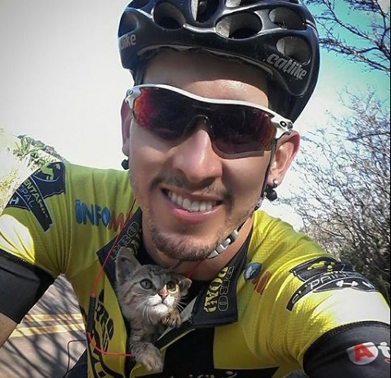 VIDEO Biciklist se zaustavio kako bi spasio život malene mačkice