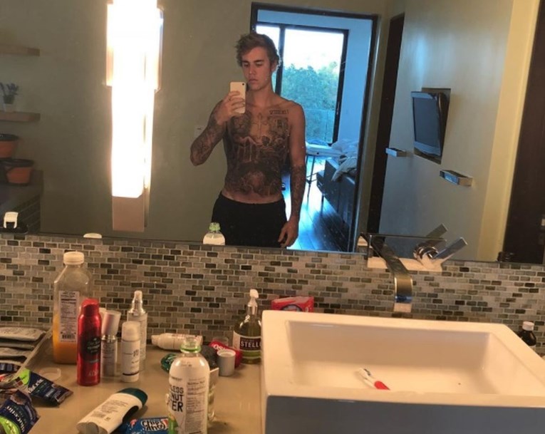 FOTO Bieber prije fotkanja zaboravio maknuti čudne stvari s umivaonika, obožavatelji u šoku