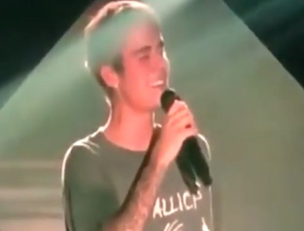 VIDEO Justin Bieber se slomio na pozornici i zaplakao