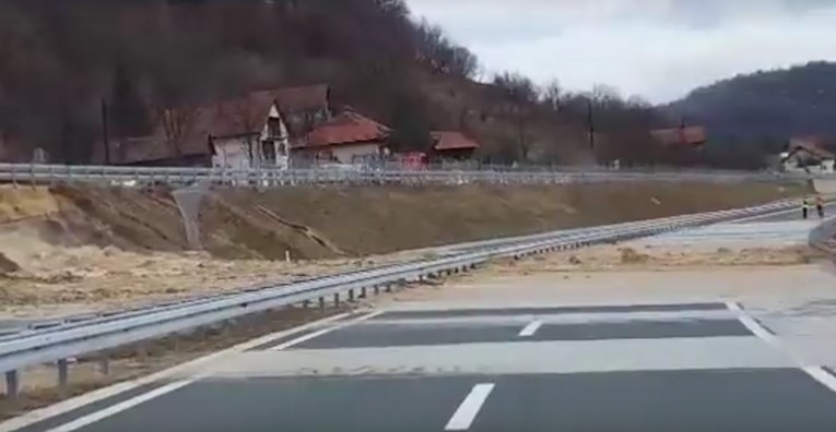 DRAMATIČNE SCENE Najveća autocesta u BiH pod vodom i zemljom, promet prekinut