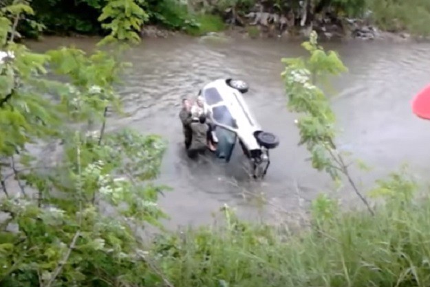 Objavljena snimka spašavanja vozačice koja je automobilom upala u rijeku u BiH