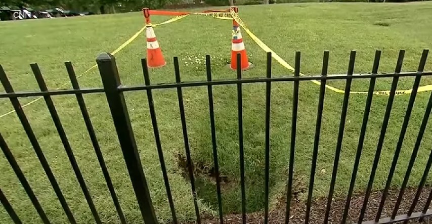 VIDEO Na travnjaku Bijele kuće nastale velike rupe: "Ovo je pravi ponor"