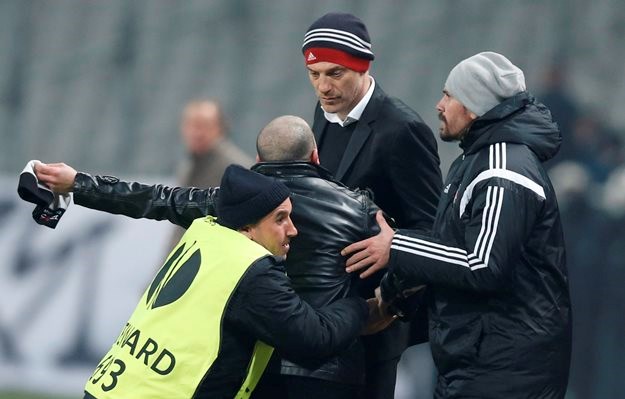 Navijač Bešiktaša utrčao na teren i verbalno napao Bilića