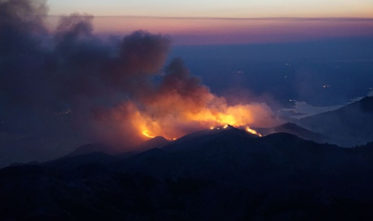 I dalje gori na Biokovu, vatra se proširila na sjevernu stranu planine