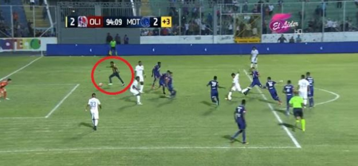 Nevjerojatno: Navijač uletio u teren i zabio, sudac priznao gol