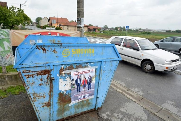 FOTOGALERIJA Političari svojim glavama oblijepili kontejnere za smeće