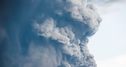CRVENO UPOZORENJE Vulkan na Baliju baca pepeo 4 kilometra u zrak, tisuće turista zaglavile na otoku