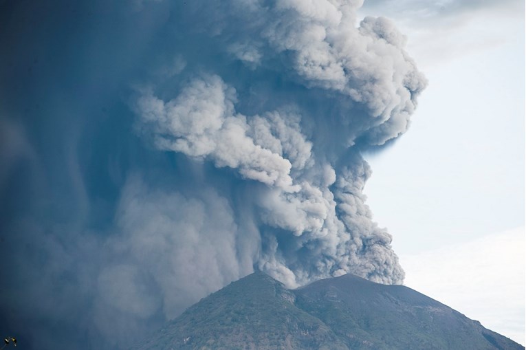 CRVENO UPOZORENJE Vulkan na Baliju baca pepeo 4 kilometra u zrak, tisuće turista zaglavile na otoku