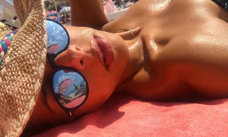 Blanka Vlašić objavila selfie s plaže pa dobila zanimljivu ponudu obožavatelja