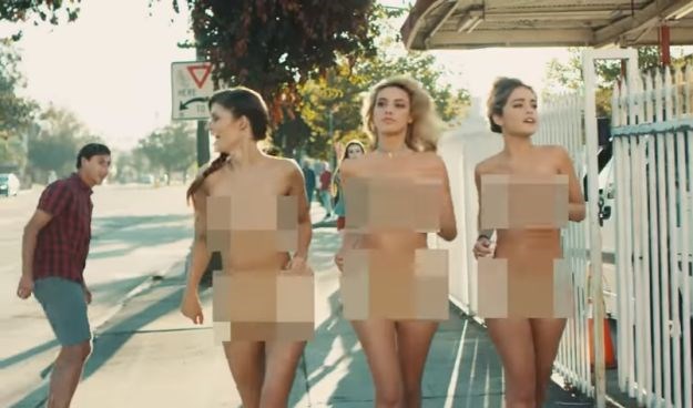 Blink 182 ima novi spot: Ovog puta skinule su se tri seksi manekenke