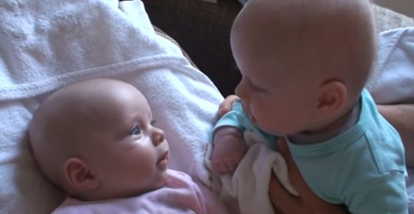 Video koji godinama oduševljava: O čemu to pričaju ovi blizanci?