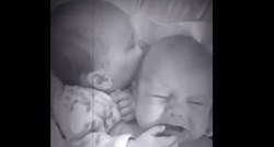 Maleni blizanci senzacija na internetu: Sa samo 6 tjedana seka već zna kako smiriti bracu