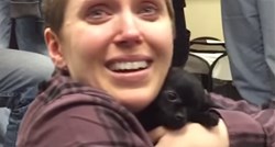 VIDEO Ženu koja se bori s rakom iznenadili su gomilom psića i uljepšali joj dan