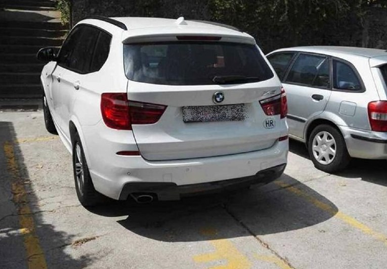 FOTO Parkirala BMW-a na invalidsko mjesto u Dubrovniku, stvarni invalid morao je čekati