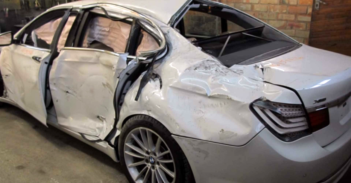 VIDEO Uskrsla BMW-ova limuzina: Od totalke do reprezentativnog automobila