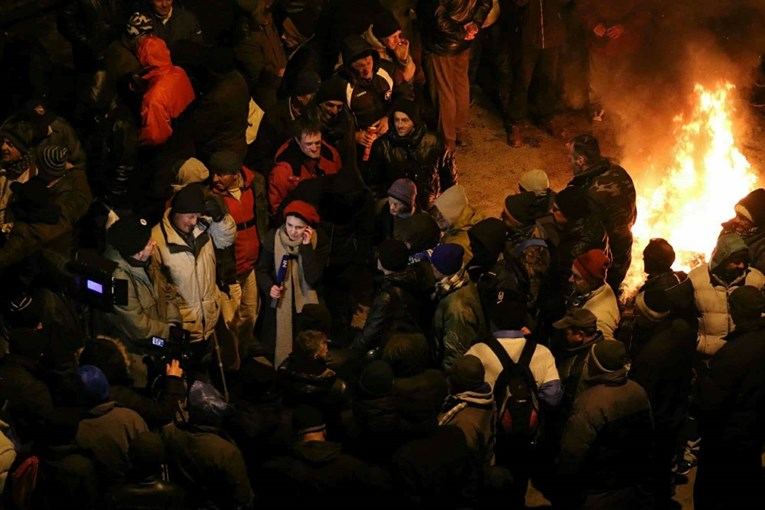 Veterani blokirali ceste u BiH, tisuće putnika zapelo u ledenoj noći, premijer: "Nećemo to tolerirati"