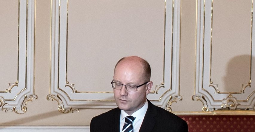 Češki premijer povukao najavljenu ostavku, traži smjenu ministra financija