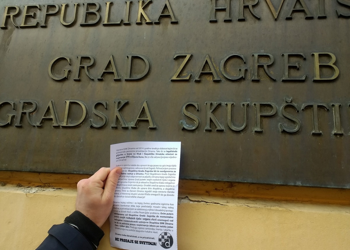 BOYSI PROSVJEDUJU PRED GRADSKOM SKUPŠTINOM Dinamo treba deratizirati, a ne privatizirati!