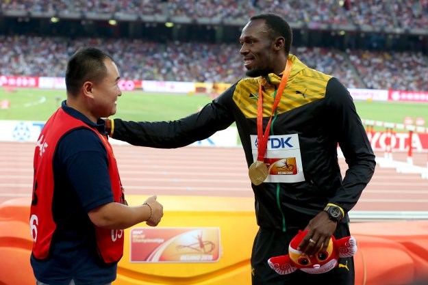 Bolt sa smiješkom prihvatio dar od kamermana koji ga je pokosio: "Vjerojatno ga je Gatlin potplatio"